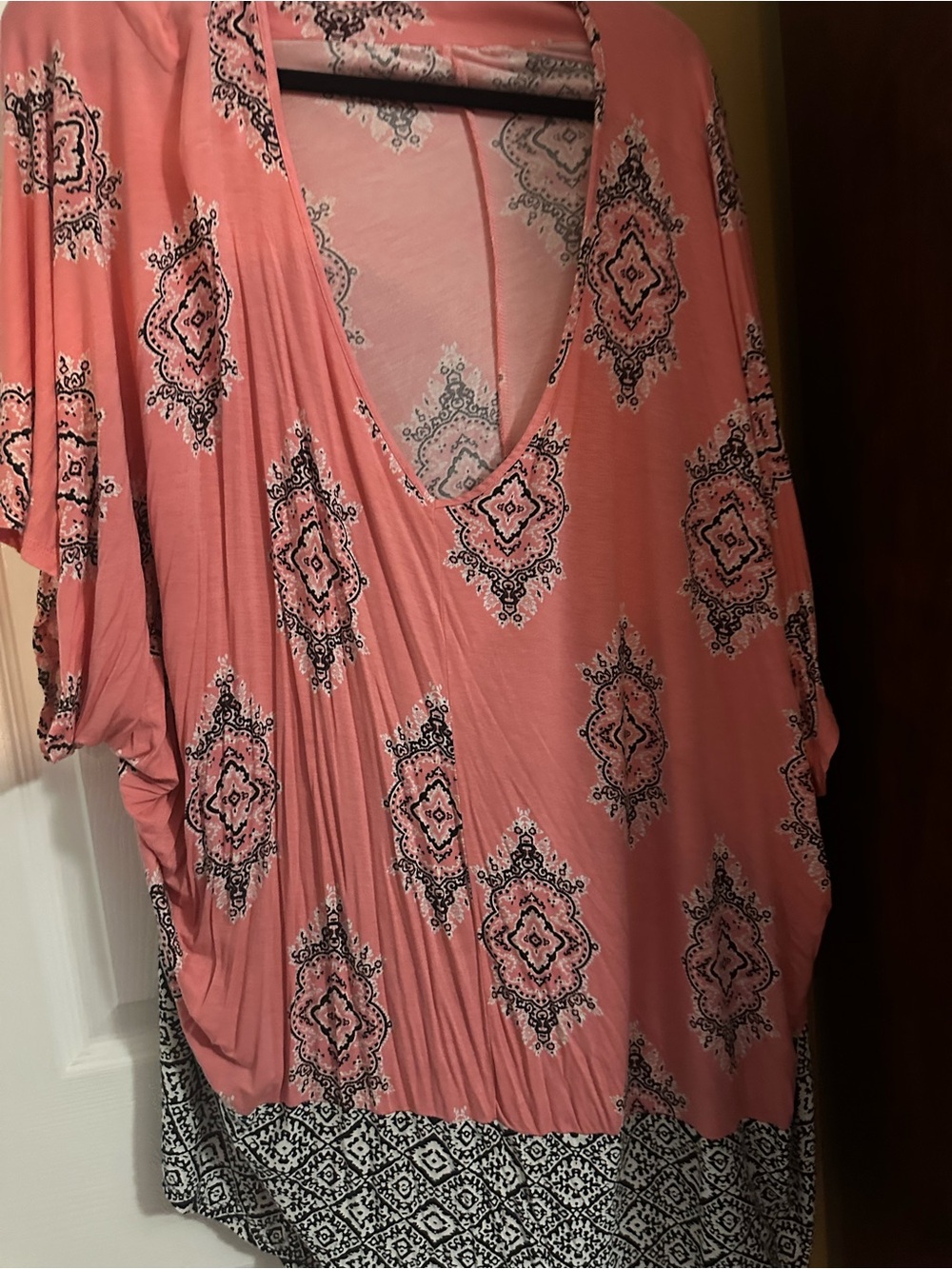 Ellen Tracy Coral Pink V-Neck Dolman Tunic with Black-White Border